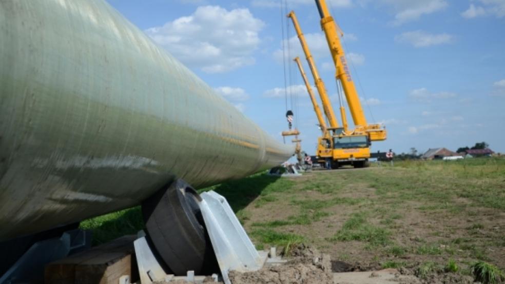 Bei der Verlegung ihrer Erdgas-Pipeline durch das Rheiderland wendete die Firma Astora (vorher WinGas) die Horizontalbohrtechnik an. Der Vorteil im Vergleich zur offenen Bauweise bei EWE-Leitungen:?Nur an den Verknüpfungspunkten der Rohre musste das Grundwasser abgesenkt werden. © Archiv: Wübbena
