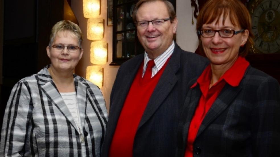 Zukünftig mehr Plattdeutsch an den Schulen - ein erstrebenswertes Ziel für (von links) die Stadtverbandsvorsitzende Hildegard Hinderks, Landschaftsrat Dieter Baumann (CDU) und Cornelia Nath, Leiterin des Plattdüütskbüros der Ostfriesischen Landschaft.  © Wübbena