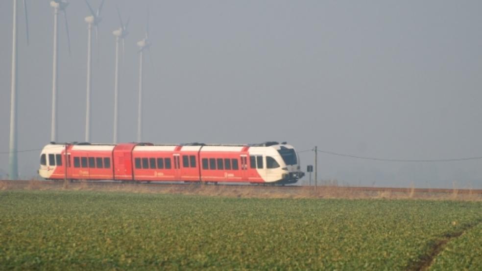 »Arriva« rauscht durchs Rheiderland. Die Bahnverbindung von?Leer nach?Groningen (hier ein Zug am Heerenweg in Bunde) soll kräftig aufgewertet werden. Dazu gehört auch ein neues Marketing-Konzept.  © Hanken