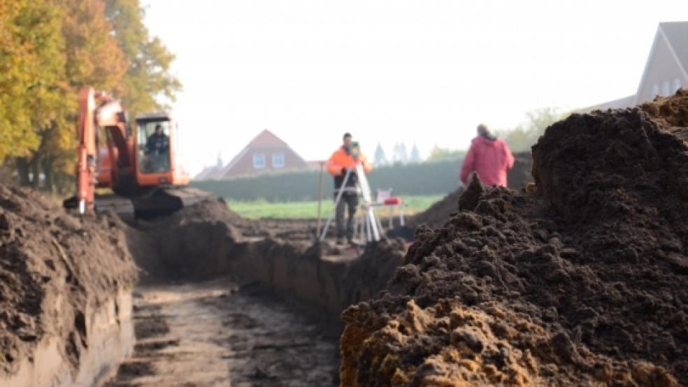 Spätmittelalterliche Tiefen: Wie mit dem Fund umgegangen wird, müssen (von links) Andreas Hüser und Walter Schwarze von der Ostfriesischen Landschaft nun in Erfahrung bringen.  © Wübbena