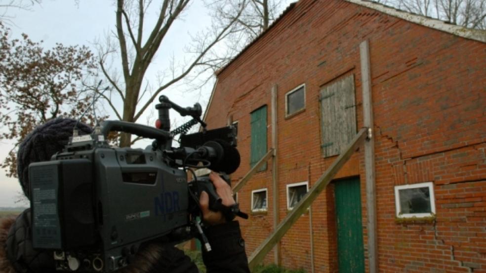 Ein Team des NDR-Fernsehens filmte gestern den Hof am Emsdeich in Stapelmoor. Der Eigentümer, Landwirt Jan-Hinrich Sanders aus Weenermoor, führt die Schäden an dem Gebäude auf die Emsvertiefungen zurück.  © Foto: Szyska