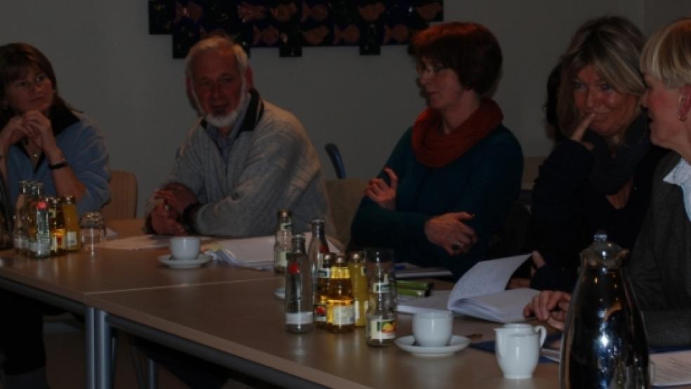 Die Runde der Grundschulleiter: Von links Gabi Gödecke (Stapelmoor), Lothar Wagner (Holthusen),?Anita Hellkamp (Stapelmoorerheide), Mechthild Tammena (Möhlenwarf) und Annegret Schmidt (Weener).  © Hoegen