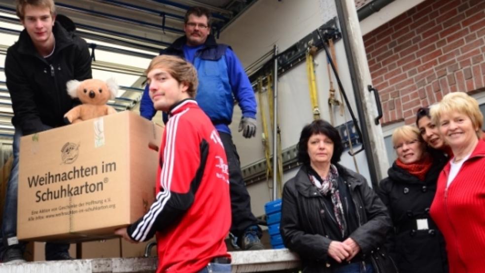 fleißige »Weihnachtshelfer« gingen dem Lkw-Fahrer Stephan Hoffmann (3. von links) beim Beladen zur Hand: (von links) Niklas Koenen, Peter Hilbrands, die Organisatorinnen Heidi Ewaldt, Linda Glowczewski, Carla Auslitz für die Sammelstellen in Weener und Marianne Hilbrands für die Stationen in Bunde.  © Wübbena