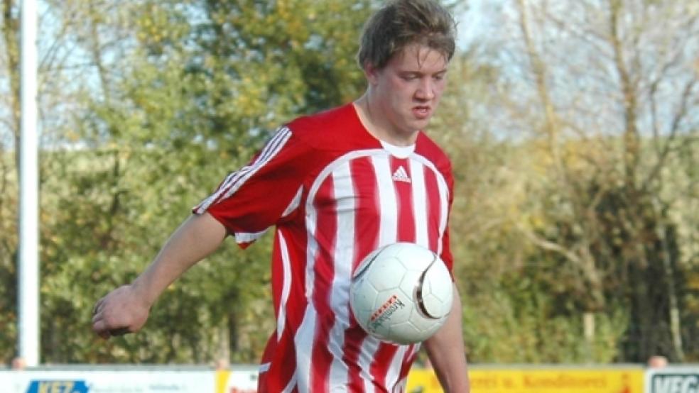 Jemgums Marcel Sinning blieb zwar ohne Tor, bejubelte aber den Derbysieg seines Teams.  © Archivfoto: Mentrup