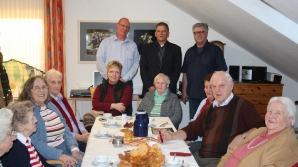 Anderswo tauscht man?Briefmarken, in Bunde dagegen?Erinnerungen: Der Arbeitskreis für eine Heimatzeitschrift, zusammen mit Heimleiter Ralf Korte,?Bürgermeister Gerald Sap sowie Konrad Brink und Horst Kuhl, die das Projekt betreuen (hinten, von links). © Foto: privat