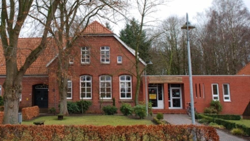 Kahle Bäume und eine düstere Zukunft:?Die Grundschule in?Stapelmoorerheide. © Hoegen