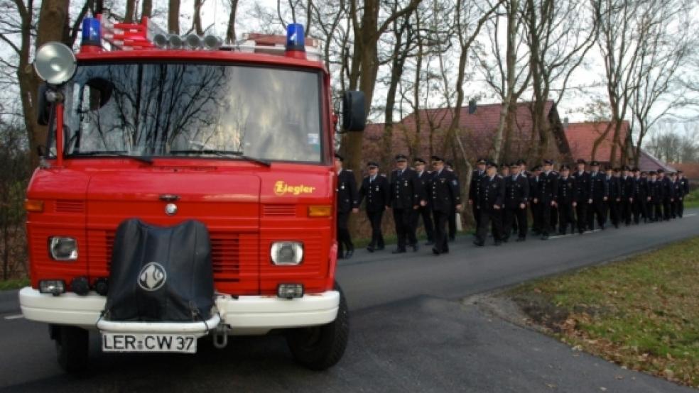 Standesgemäß marschierten die Mitglieder der Freiwilligen Feuerwehr Wymeer/Boen gestern Nachmittag zu ihrem neuen Feuerwehrgerätehaus in unmittelbarer Nachbarschaft von Schule, Kindergarten und Dorftreff. © Szyska