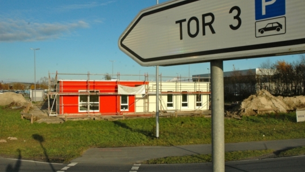 An der Einfahrt zum Tor 3 der Meyer Werft wird derzeit der Betriebskindergarten errichtet. Am 1. März 2013 soll die Einrichtung ihren Betrieb aufnehmen. © Szyska