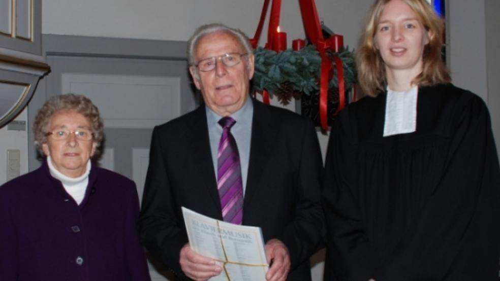 Wilhelm Garen feierte gestern sein 65-jähriges Organistenjubiläum in Holthusen. Links seine Frau Swanette,?rechts Pastorin?Jana Metelerkamp. © Hoegen