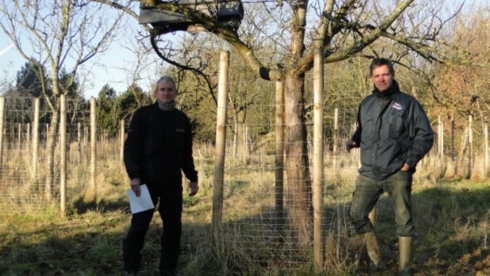 Bringen die Obstbaumwiese im Hessepark in Weener auf Vordermann:?Der ehrenamtliche Helfer Rainer Hagen aus Detern (links) und der Leiter des Nabu-Woldenhofs, Michael Steven. © Foto: privat