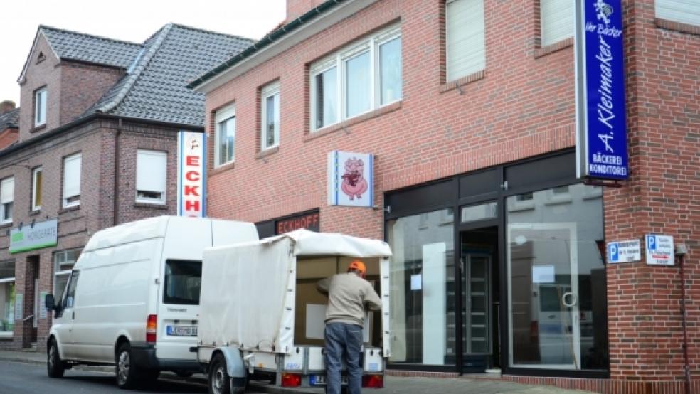 Ausgeräumt wurde gestern die ehemalige Bäckerei an der Westerstraße in Weener (großes Foto). Das kleine Foto (oben links) zeigt den Aushang, mit dem Bäckermeister Arno Kleimaker über die Schließung informiert. © Foto: Wübbena