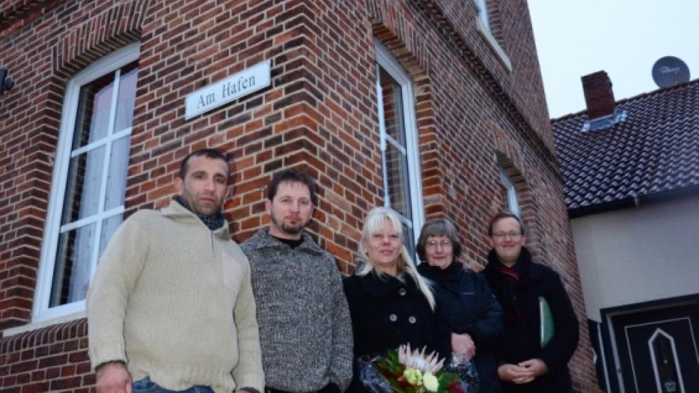 Zufrieden mit dem Bau stehen die Projektbeteiligten vor dem sanierten Haus:?Fugunternehmer Sarek Kurt, Bernd Sleeper (B&S Bau), Hausbesitzerin Monika Wolthuis, Swanette Dannen (Stadt Weener) und Denkmalpfleger Niels Juister (von links). Es fehlt Bauherr und Ehemann Dieter Wolthuis. © Wübbena