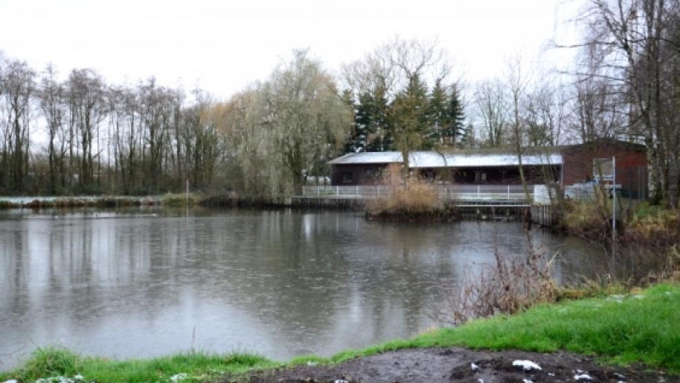 »Haus am See«: Der Angelsportverein Rheiderland will das Gelände an der Hilkenborger Straße, auf dem sein Anglerheim steht, und den Kolk daneben kaufen. © Wübbena