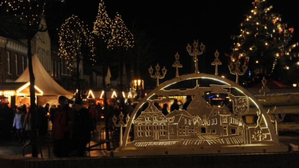 Blickfang: Der Riesen-Schwibbogen von Dirk Baade aus Weener war ein echter Hingucker am?Hafen. Das filigran gearbeitete Holzwerk zeigt das klassische Kaakebogen-Ensemble in der Altstadt von?Weener. © Foto: Bruins