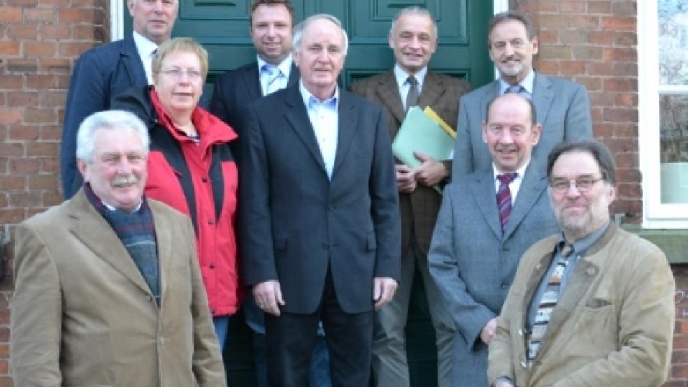 Bürgermeister Wilhelm Dreesmann (obere Reihe, rechts), Richter Norbert Bruns (obere Reihe, Zweiter von rechts) sowie Ordnungsamtsleiter Gerwin Kuhlmann (obere Reihe, Zweiter von links) mit den ehemaligen und neuen Schiedsleuten (von links) Erwin Bennmann, Harmine Nagel, Manfred Robbe, Meino Ackermann, Dieter Armgard und Wolfgang Giel. Es fehlt Stefan Fass. © privat