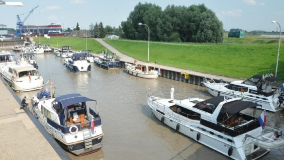 »Rush Hour« auf dem?Hafen-Highway: Die Kammer der Ledaschleuse bildet den einzigen Zugang zum Leeraner Hafen?(unser Foto zeigt die Anreise der Teilnehmer des Tourenskipper-Treffens). Im?Frühjahr wird die Verbindung für den?Schiffsverkehr lange gesperrt. © RZ-Archiv