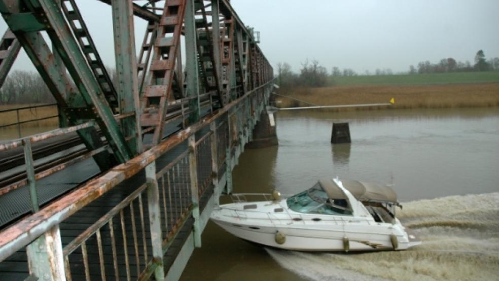 Der Skipper dieses Motorbootes hatte gestern Mittag keine Probleme, unter der Friesenbrücke in Weener hindurch zu fahren. Dem Kapitän eines niederländischen Binnenschiffes war es einige Stunden zuvor anders ergangen. © Szyska