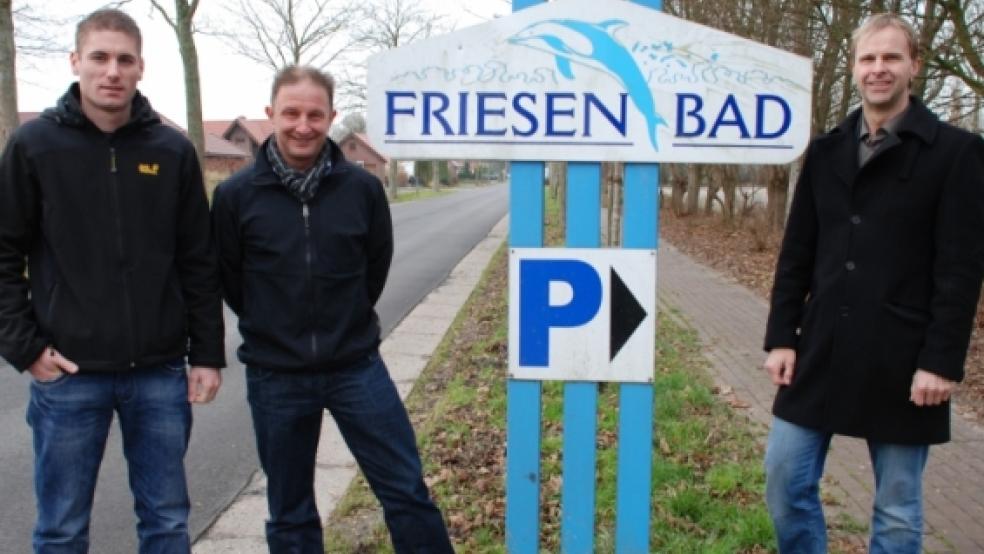 Hier geht es zum Parkplatz - und dahinter liegt das Friesenbad, ab dem 1. März 2013 Arbeitsplatz von Markus Bakker (links), der Hans-Dieter Krämer (neben ihm) als Schwimmmeister ablöst. Rechts Geschäftsführer Hermann Welp. © Hoegen