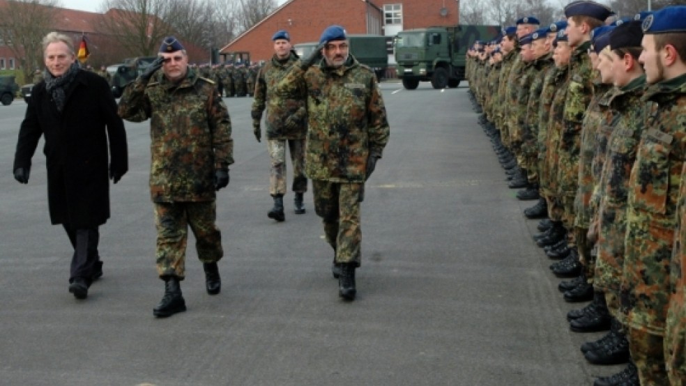 Zum Abschied schritt Oberstarzt Dr. Ulrich Baumgärtner (rechts) gemeinsam mit dem Leeraner Bürgermeister Wolfgang Kellner und Generalstabsarzt Dr. Detlev Fröhlich (von links) die Formationen von rund 500 Soldaten ab. © Szyska