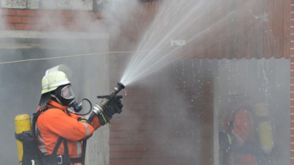 Das Feuer im Lerchenweg bekämpften Mitglieder der Feuerwehren Weenermoor und Weener gemeinsam. Ein Schuppen war ausgebrannt.  © Hanken