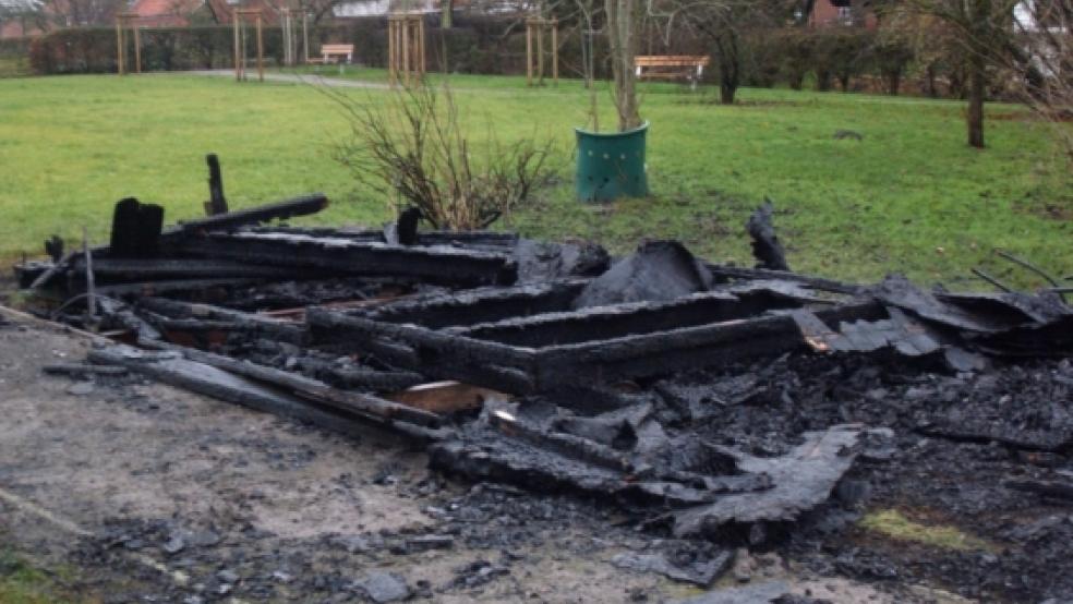 Eine Holzhütte im Park »Auf der Wierde«?in Jemgum wurde am Neujahrstag zwischen 1.30 und 2.30 Uhr ein Raub der Flammen. © Lüdemann