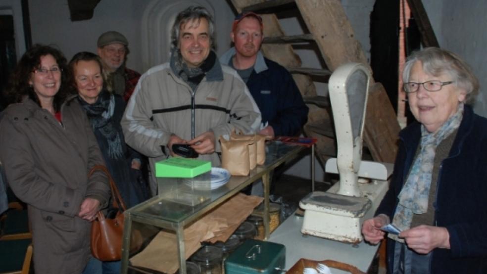 »Wir sind in Jemgum Speckendicken-Liebhaber geworden«, sagen (von links) Beate, Regine, Wolfgang und Michael aus Bochum. Das freut auch Stefan Sinning (Zweiter von rechts) als Vorsitzenden des Mühlenvereins und Adele Hetzke (rechts), die den vier Ruhrpottlern gerade drei Pfund Speckendickenmehl verkauft. © 