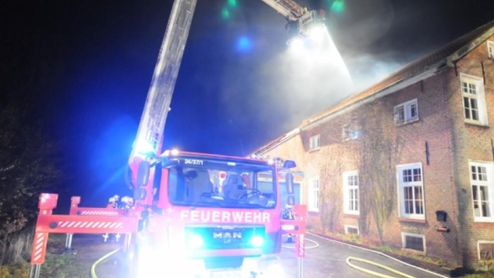 Mit einem Großaufgebot an Einsatzkräften rückten die Freiwilligen Feuerwehren der Gemeinde Bunde sowie die Wehr aus Weener an, um die Flammen in dem Hofgebäude zu bekämpfen.  © Wübbena