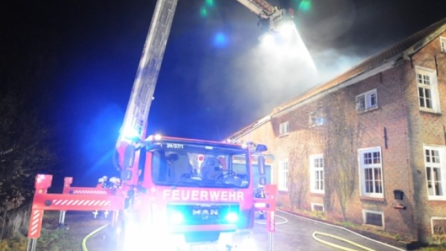 Feuer wütet auf Bauernhof in Bunderhee