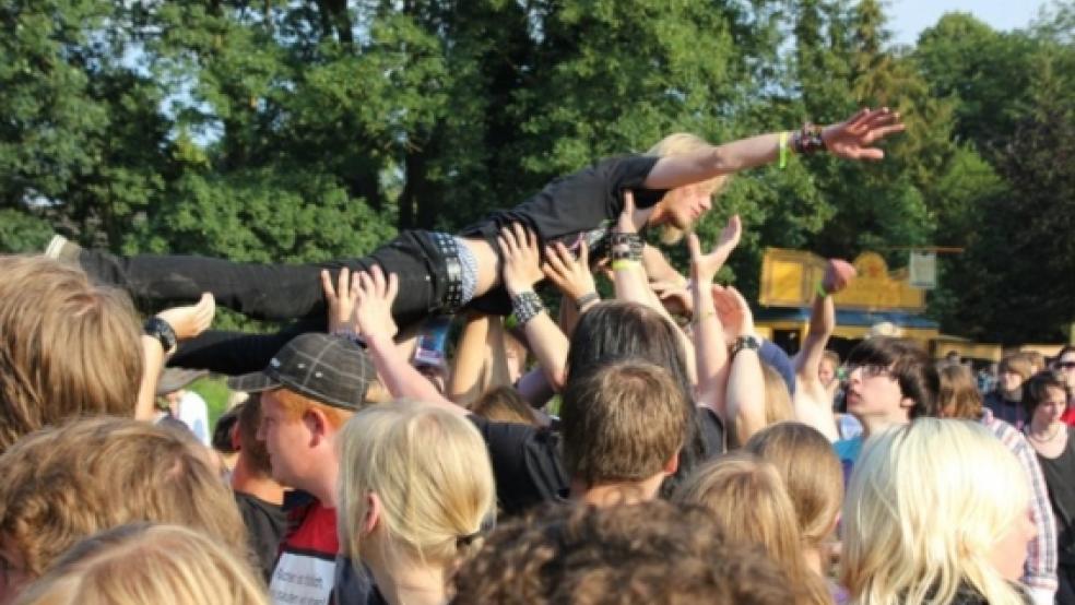 Das Siegerfoto: Lars Koopmeiners surft auf der Crowd beim 7. »Free for All«. © privat