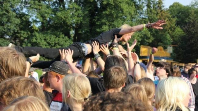 Crowdsurfer setzt sich durch