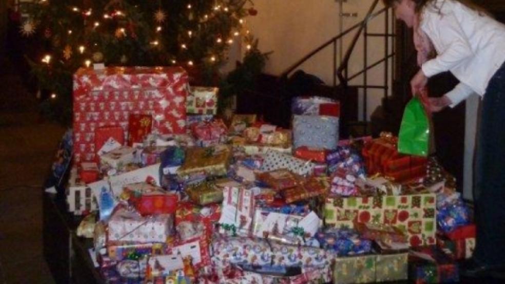 Der Geschenkeberg in der Georgskirche wird hergerichtet. © privat