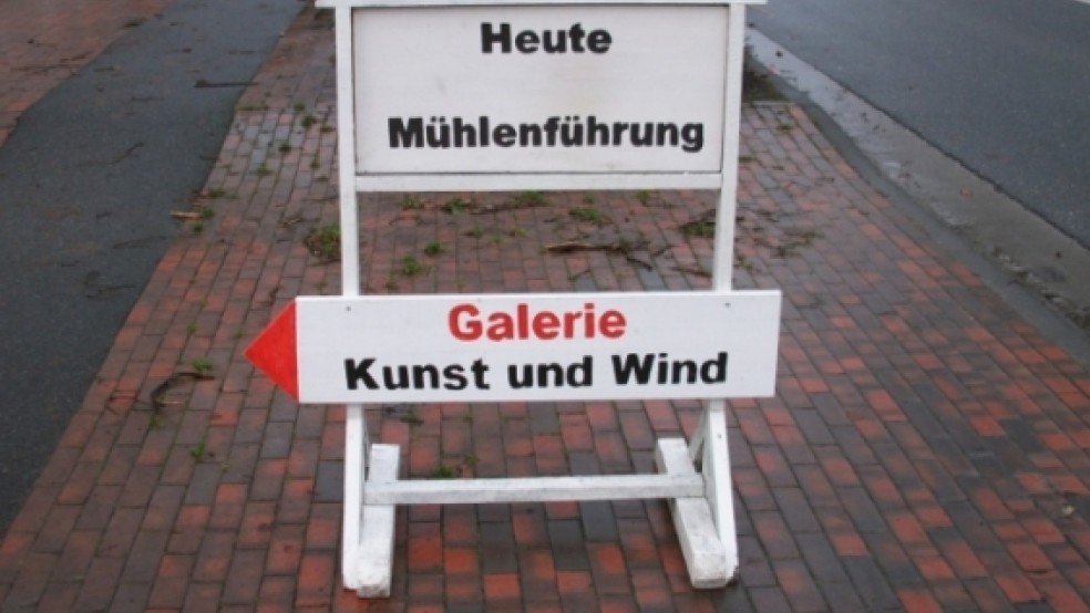 Windweiser: Wenn dieses Schild an der Weenerstraße in Bunde steht, kann die Mühle besichtigt werden.? © privat