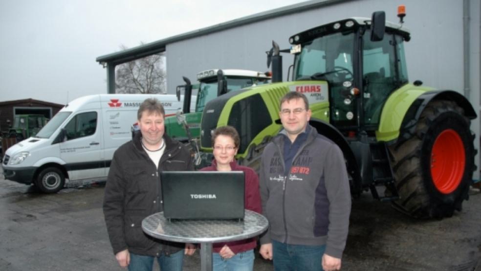 Auf den Verkauf und die Reparatur von Landmaschinen ist die Agrartechnik GmbH von Erwin Harms (rechts) spezialisiert. Für Einsätze vor Ort wurde ein neues Kundendienst-Fahrzeug angeschafft, mit dem Service-Techniker Johann Heikens (links)?unterwegs ist. Zur Firmengruppe gehört zudem die HR?Trading GmbH?von Claudia Harms (Mitte)?und Michael Reich (nicht im Bild) sowie die HTTV?GmbH?(Truck- und Trailer-Vermietung). ? © Foto: Szyska