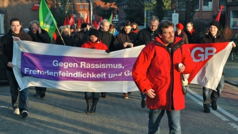 Abmarsch: Der Deutsche Gewerkschaftsbund hatte zur Gegendemonstration aufgerufen - 200 Bürger gingen mit.  © Szyska