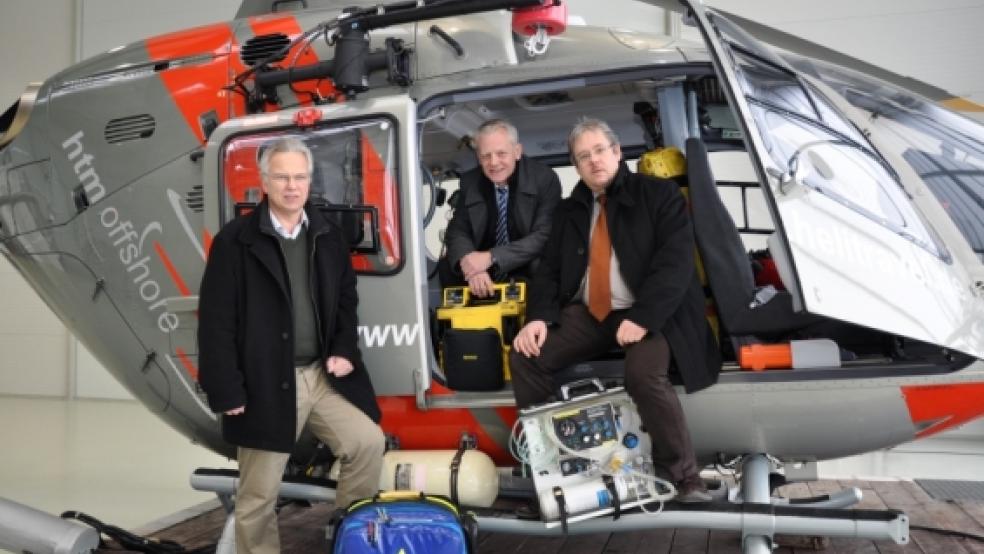 Unterzeichneten den Vertrag zur notfallmedizinischen Versorgung (v.l.): Hans-Jürgen Wietoska (Ärztlicher Direktor Klinikum Leer), Dr. Claus Burkhardt (EWE Offshore Service und Solutions GmbH) und Holger Glienke (Geschäftsführer Klinikum Leer gGmbH).  © Foto: privat