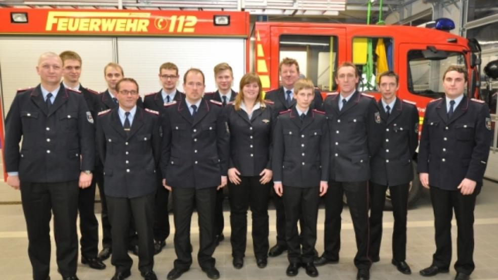 Ortsbrandmeister Ralf-Dieter Harbers (zweiter von rechts) mit dem Ortskommando der Wehr und den beförderten Wehrleuten. © Wolters