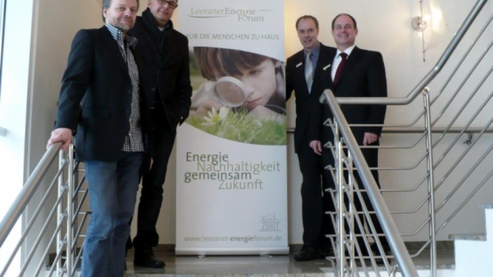 Laden ein zum 7. Leeraner Energieforum am 2. und 3.?Februar:?(von links) Oliver Gassner (KomZeniT), Wolfgang Schneider (Werbeagentur Schneider), Karsten Rinne und Matthias Joppe (beide Sparkasse LeerWittmund). © privat