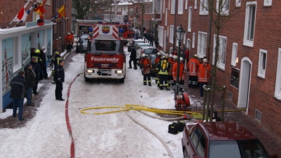 Ein Großaufgebot an Feuerwehr und Polizei war am Sonnabend in der Emder Altstadt im?Einsatz. Eine 84-jährige Bewohnerin des Hauses auf der rechten Seite erlag wenige Stunden nach dem?Hausbrand ihren schweren Verletzungen. © Feuerwehr