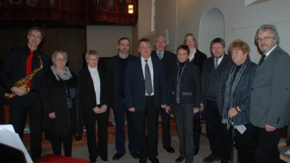 Der Vorbereitungskreis, der gestern den Gedenkgottesdienst gestaltete, zusammen mit Uwe Heeger (links) und Francien Janse-Balzer (zweite von links), die für den musikalischen?Rahmen sorgten. © Hoegen