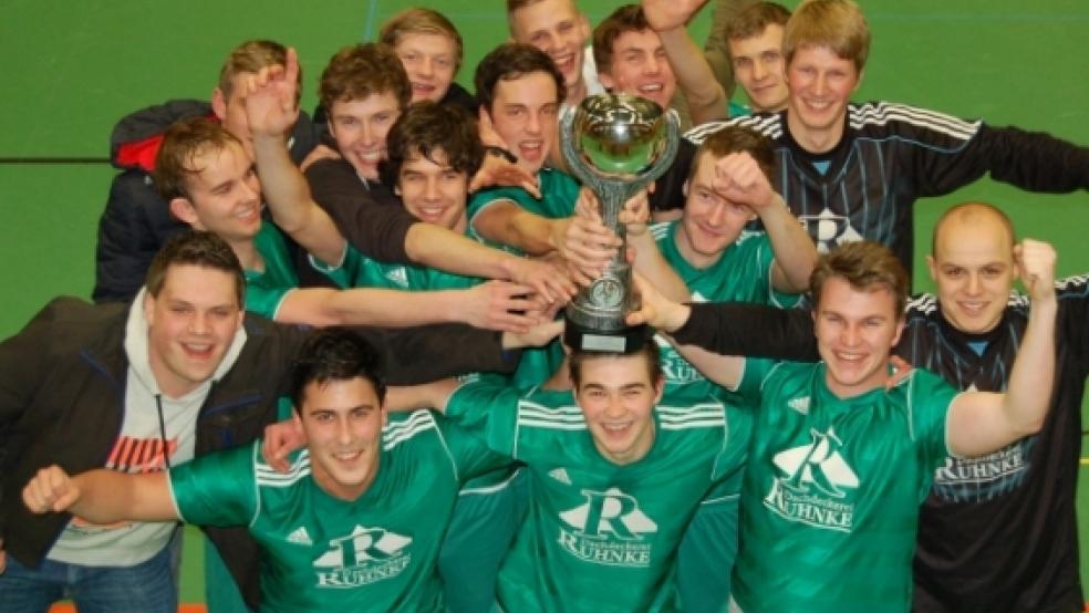 Ihren Überraschungs-Sieg bejubeln die Heisfelde II- Spieler. © Nagel