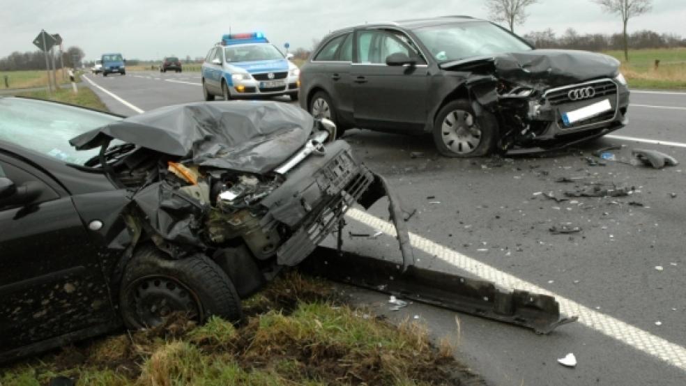 Die drei Insassen der beiden Fahrzeuge mussten mit Rettungswagen ins Krankenhaus gebracht werden. © Foto: Szyska