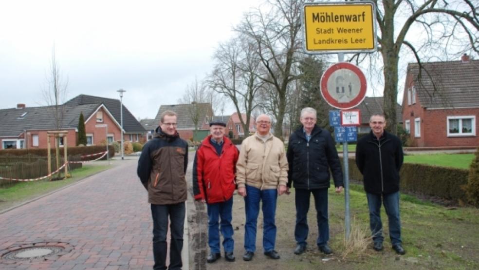 Zufriedene Gesichter: Von der gelungenen?Sanierung der Straße Alt-Möhlenwarf überzeugten sich gestern (von links)?Andreas Sinningen, Günther Buss (beide Bauamt), Heinrich-Friedrich Holtkamp, Broer Wübbena-Mecima und Ortsvorsteher Garrelt Janssen. © Foto: Hoegen