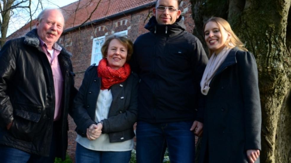 Inge-Marie-Tugendheim (roter Schal) litt an Leukämie. Durch die Spende ihres genetischen Zwillings Alexander Otto (zweiter von rechts) wurde ihr eine zweite Chance gegeben. Ehemann Claus-Dieter (links) und die jüngste Tochter Juliane (rechts) standen Inge-Marie immer bei. © Wübbena