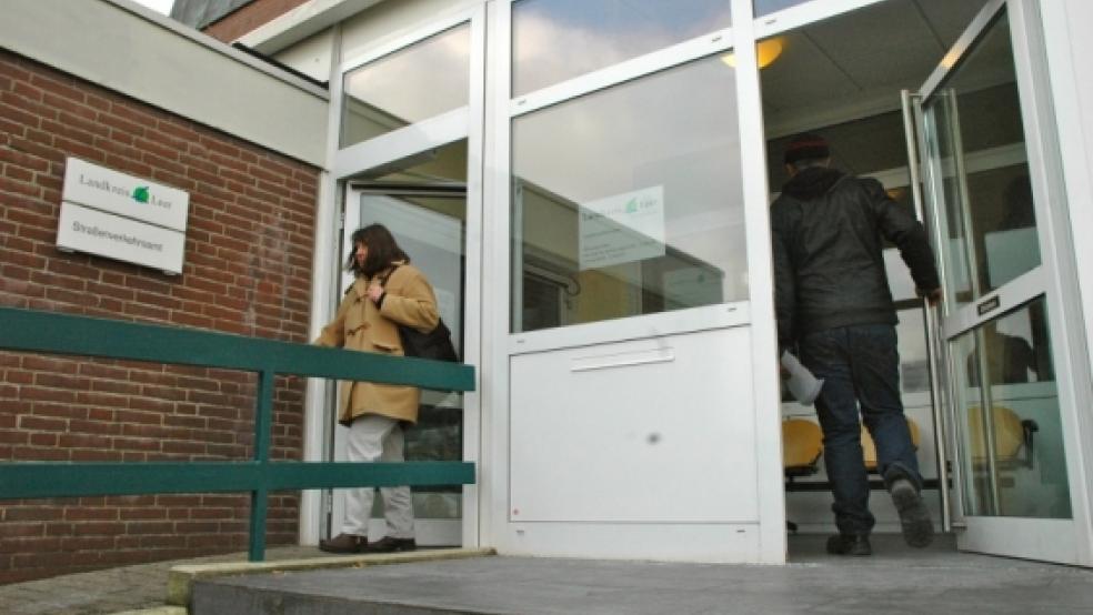 Die Klinke in die Hand gaben sich gestern Bürger beim?Straßenverkehrsamt des Landkreises in Leer. Hunderte ließen ihre Fahrzeugscheine erneuern. Mittlerweile hat der Landkreis Entwarnung gegeben: Ob mit oder ohne Bindestrich - die Dokumente sind in jedem?Fall gültig, heißt es aus der Kreisbehörde. © Foto: Szyska