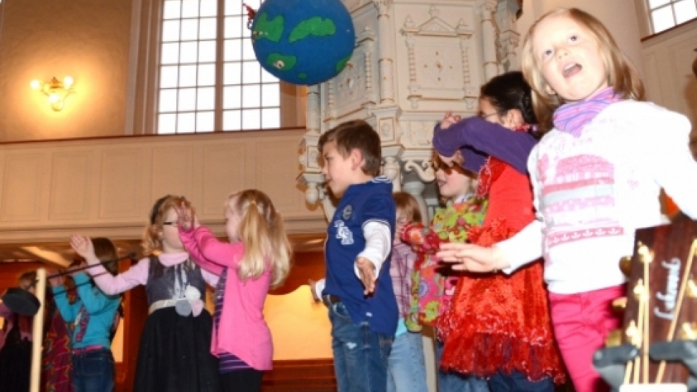 Stimmungsfroher Auftakt des Festaktes: Die Kinder vom Altstadtkindergarten beim Singspiel. © Hanken
