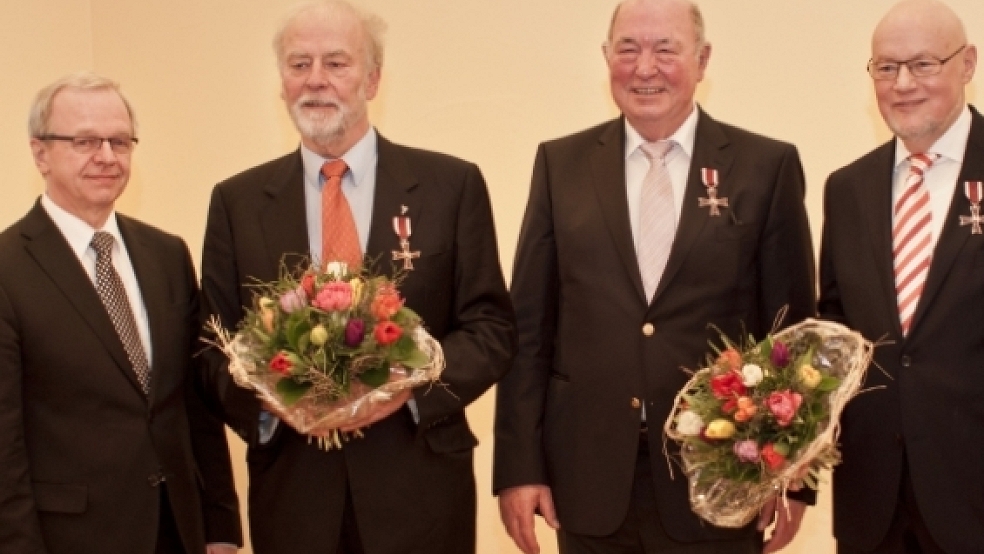 Roelf Briese (2. von links) wurde gestern mit dem niedersächsischen Verdienstkreuz am Bande ausgezeichnet. © privat