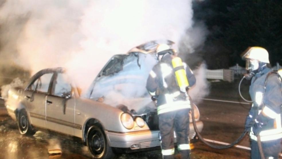 Nur noch ablöschen konnte die Feuerwehr den?Brand im?Motorraum dieses Mercedes. © Feuerwehr/Rand