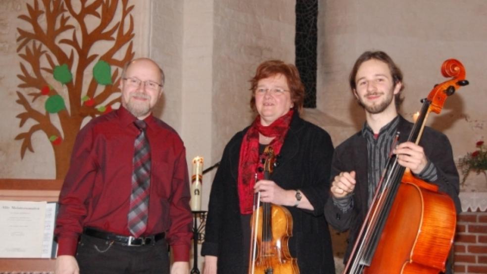 Matthias, Jane und Friedemann Eich (von links) gaben jetzt in der Bingumer Matthäikirche ein musikalisch abwechslungsreiches und von großer Spielfreude geprägtes Konzert zum fünfjährigen Bestehen der Rheiderländer Kirchenstiftung der Gemeinden Bingum und Holtgaste. © privat