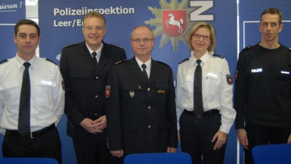 Stellten gestern die aktuelle Kriminalitätsstatistik vor (von links):?Pressesprecher Dirk?Oidtmann, Arno Peper, Leiter des Polizeikommissariates Emden, Inspektionsleiter Johannes Lind und Martin Lammers, Leiter des Zentralen Kriminaldienstes (rechts). Neben ihm Petra Puls, die neue Beauftragte für Opferhilfe der Polizeiinspektion?Leer/Emden. © Hoegen