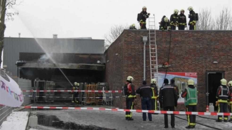 Die Feuerwehr in Bad Neuschanz rückte am frühen Sontagmorgen dem Brand des Coop-Supermarktes vom Boden und auch vom Dach aus zu Leibe. © Martin Nuver/112Groningen.de